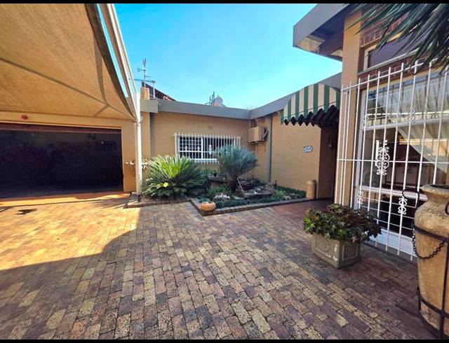 8 BEDROOM HOUSE FOR SALE IN LIBRADENE